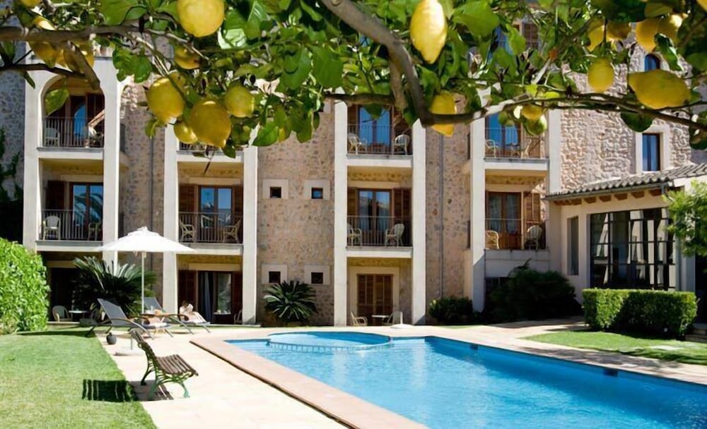 Cal Bisbe Hotel 66/70