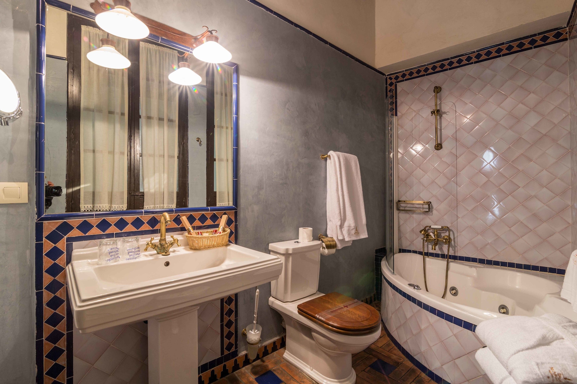 ALHAMBRA, JUNIOR SUITE