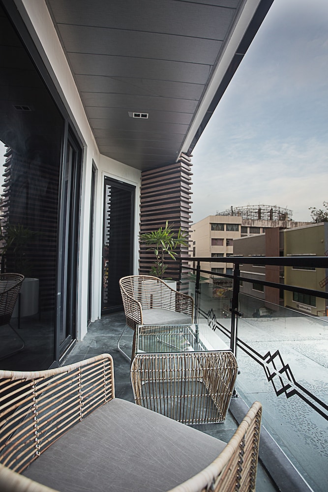 Stonehill Suites 1/65