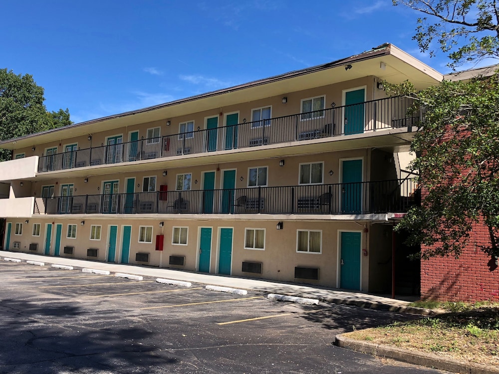 Cascades Inn 3/70