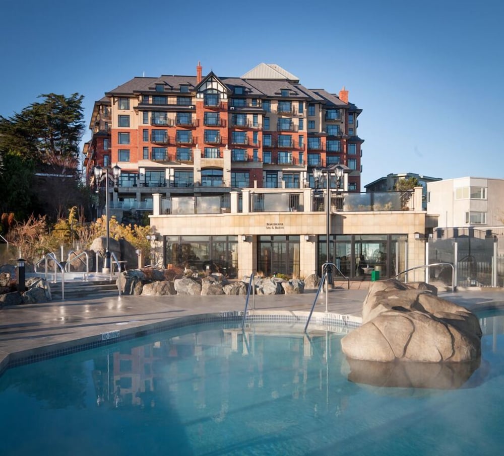 Oak Bay Beach Hotel 2/65