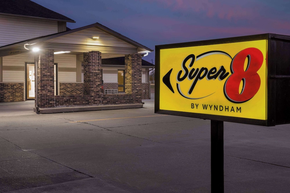 Super 8 by Wyndham Waverly 30/57