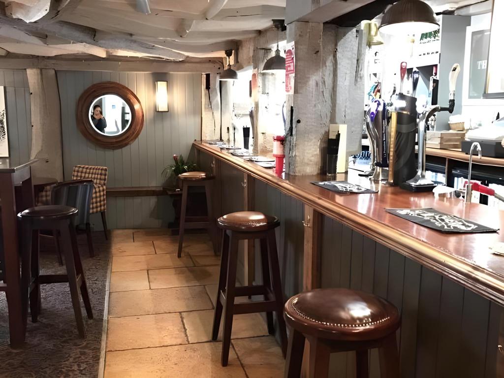 The Bent Arms B B 15/18
