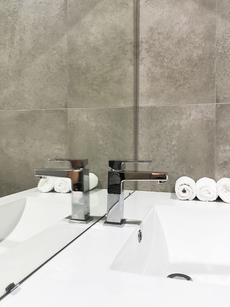 Carnmore Hotel Takapuna 27/65