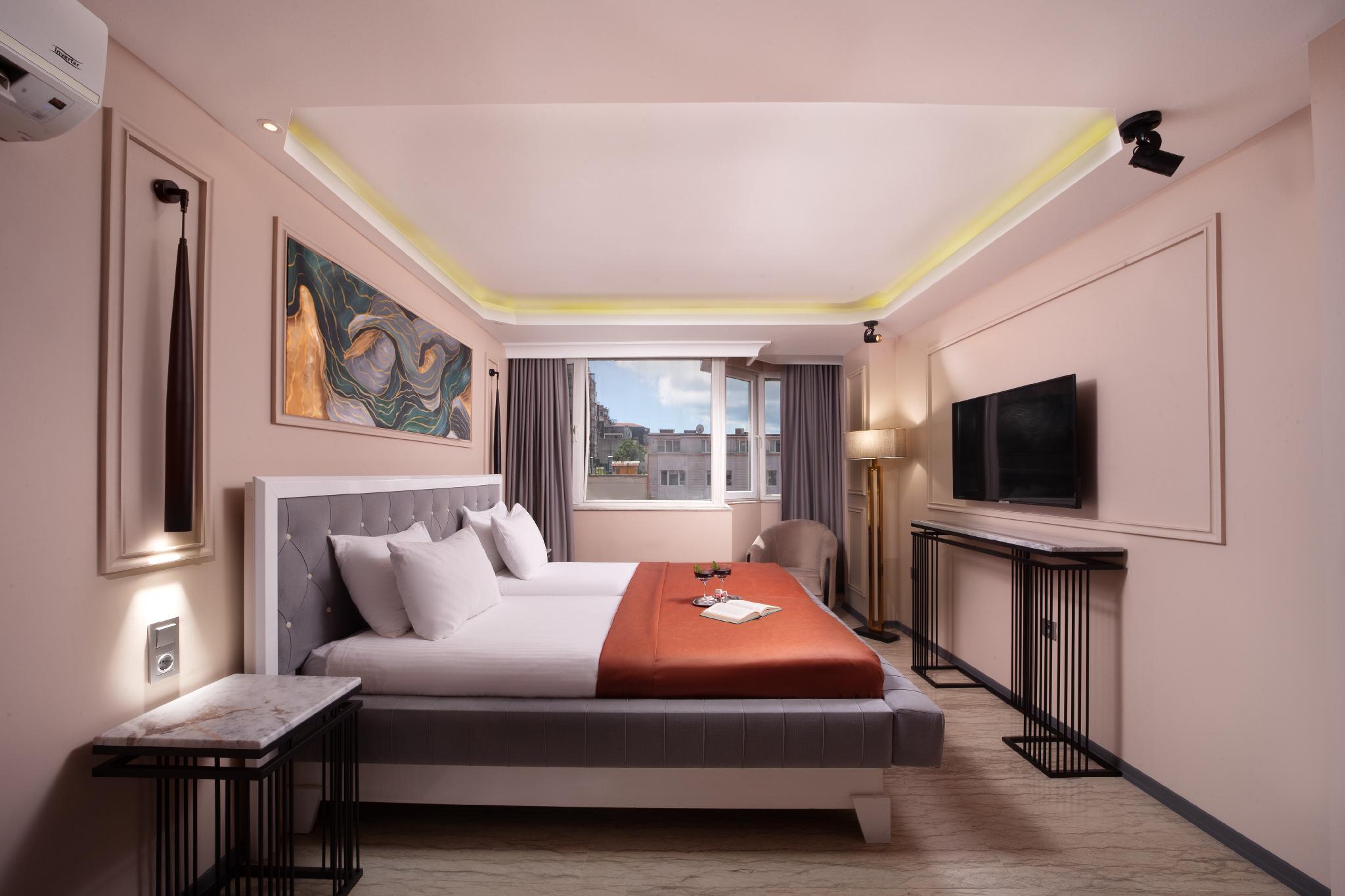 Suite, 1 Queen and 1 Double Bed