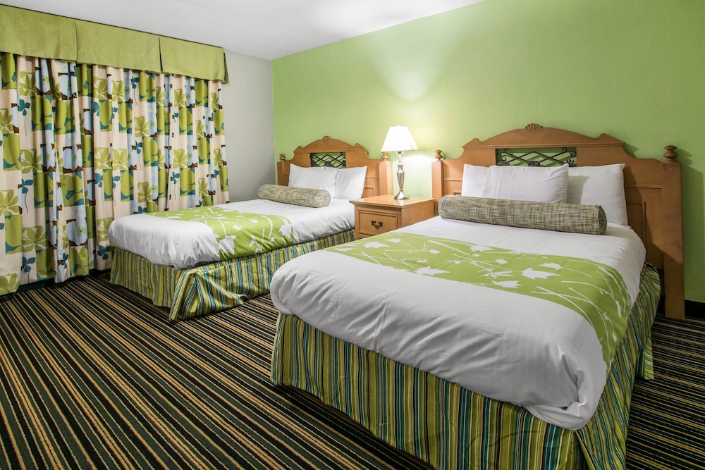 Rodeway Inn & Suites Winter Haven Chain of Lakes 12/35