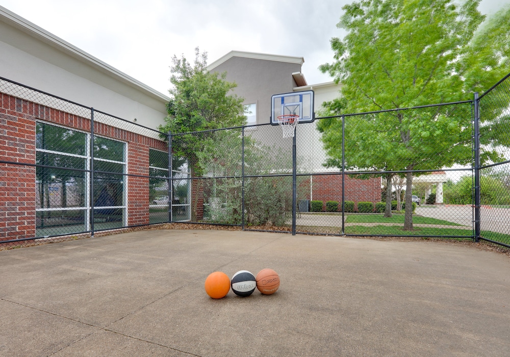 Holiday Inn Express Hotel Suites Cleburne 44/76