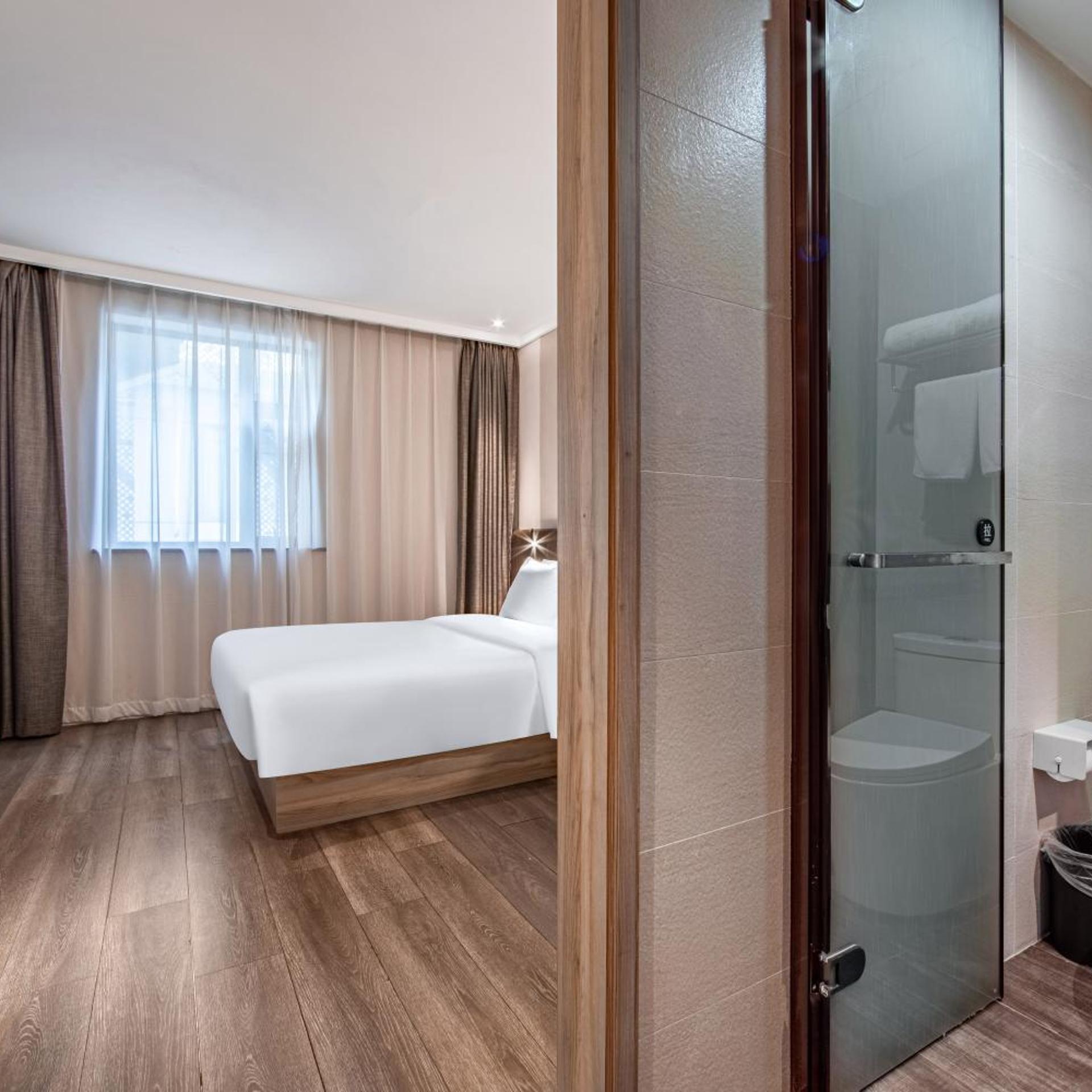HanTing Premium Hotel (Shanghai Loushanguan Road Subway Station) 49/50