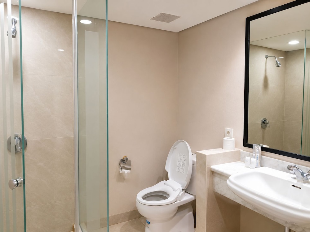 Grand Tropic Suites Jakarta 62/64
