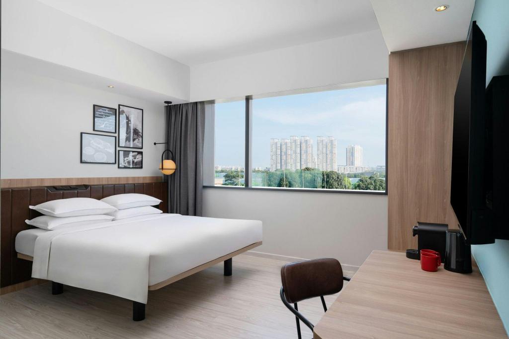 Guest Room, Premier, King Bed, Accessible