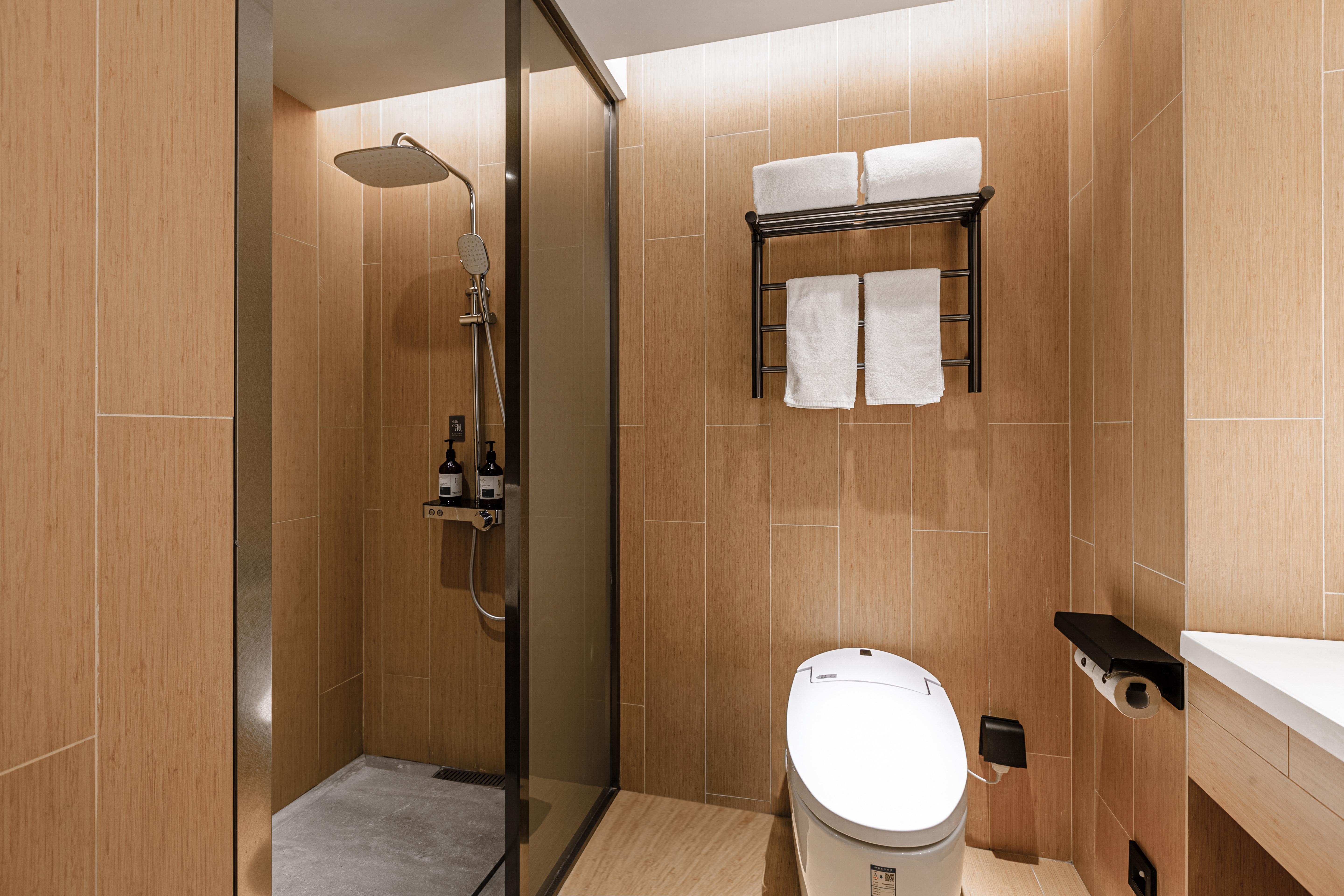 Ji Hotel (Shanghai Lujiabang Road Metro Station) 32/37