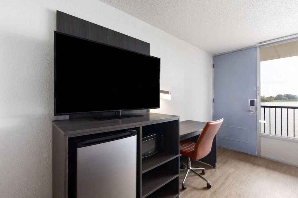 Super 8 by Wyndham Riverside AL 26/44