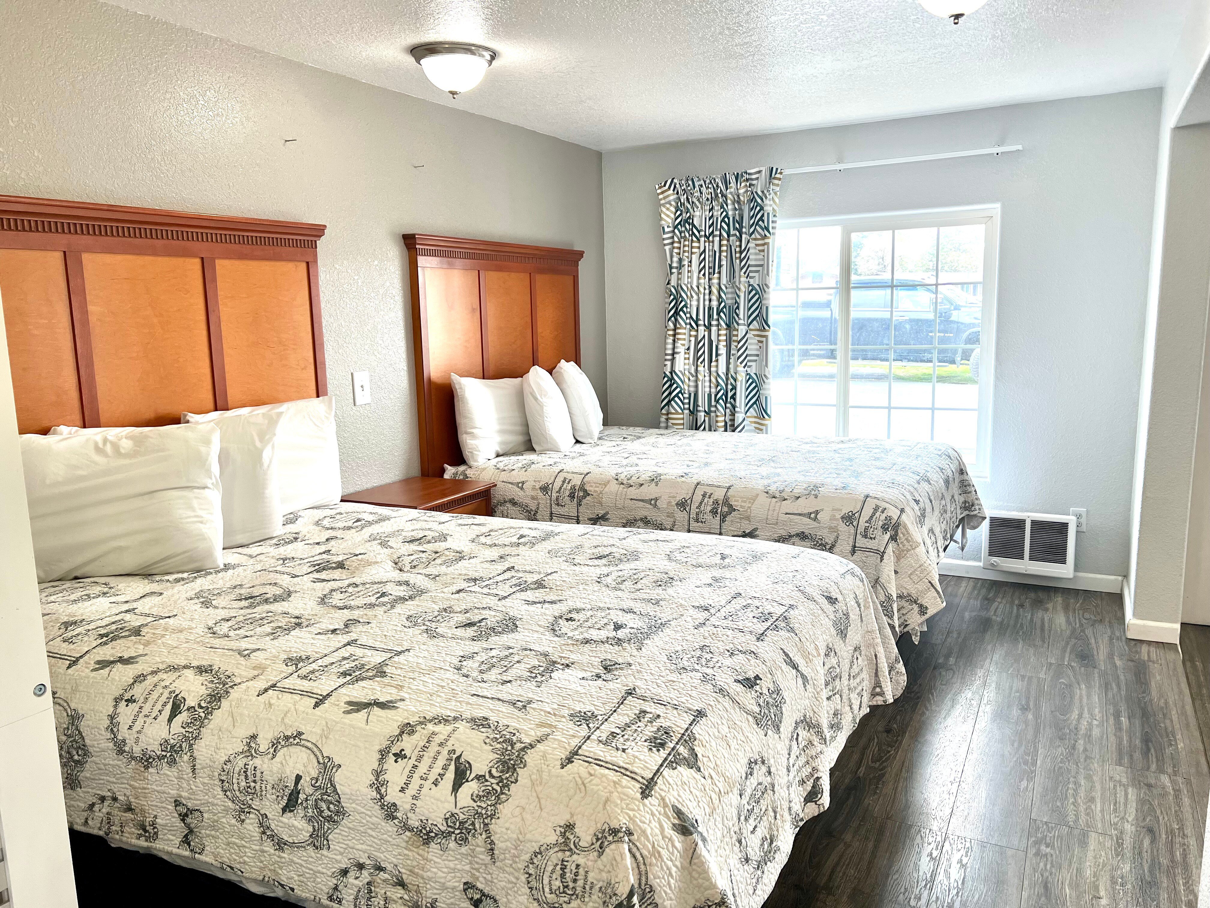 2 Queen Beds Suite with Kitchenette