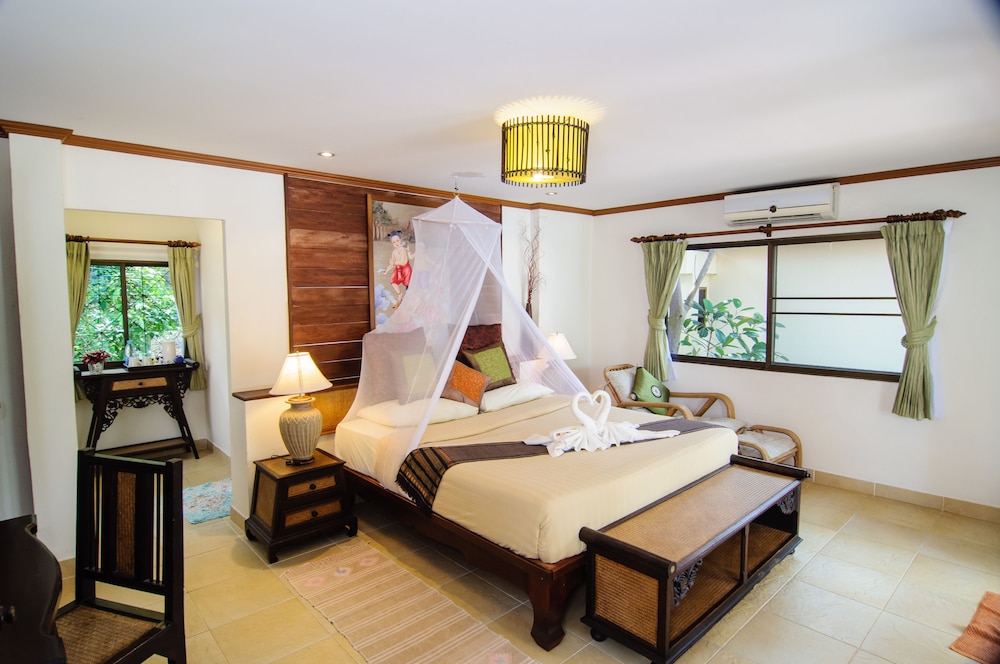 Deluxe, King Bed, Hill Side