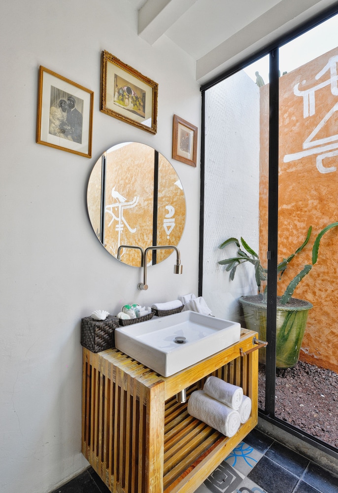 Hotel Los Amantes 50/50