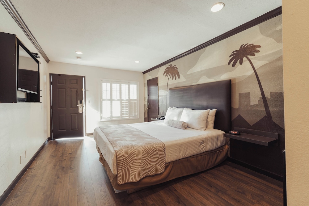 DELUXE, KING BED, ACCESSIBLE