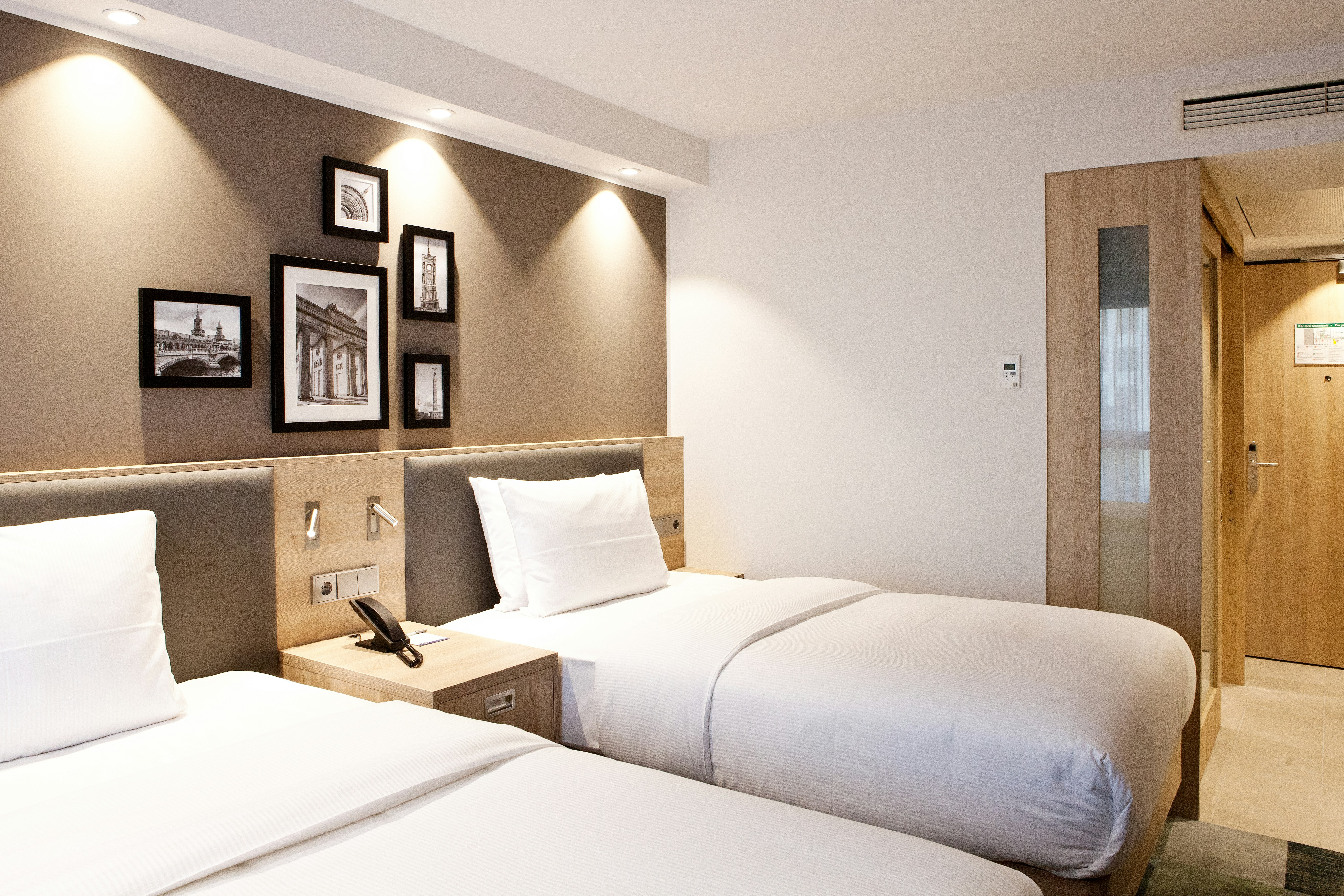 ROOM, TWIN BEDS