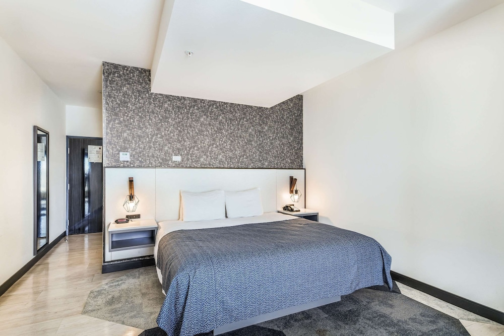 Hy-Lo Hotel 27/73