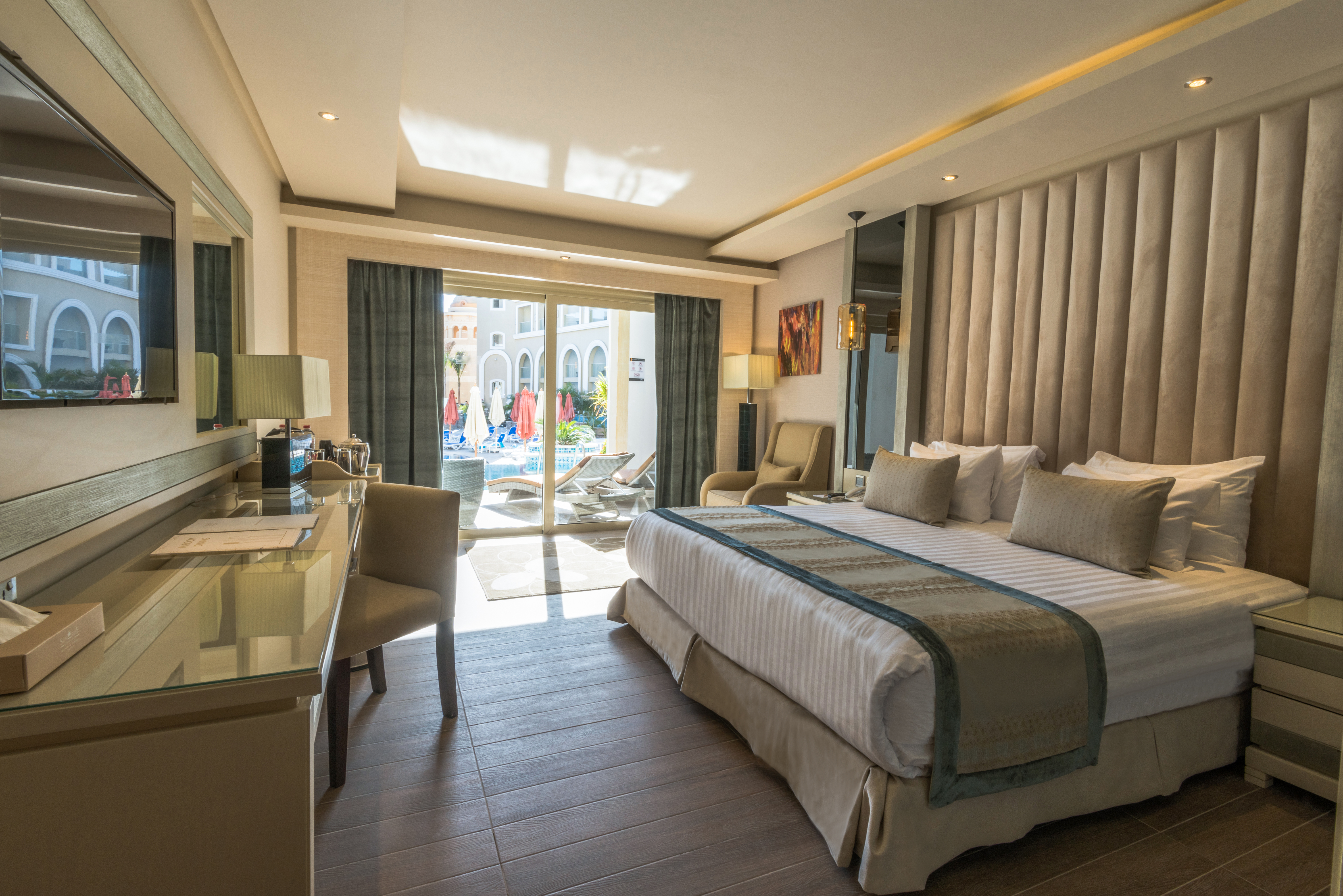 Deluxe Room Swim Up