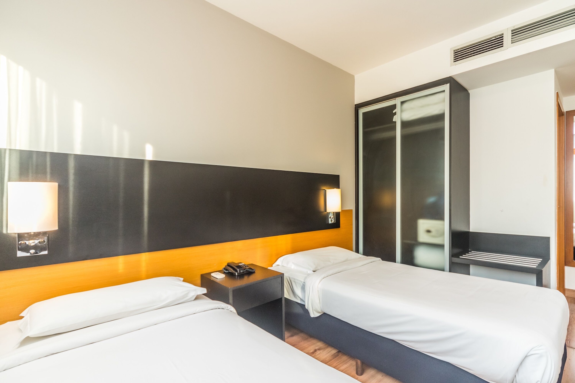 SUITE, TWIN BEDS