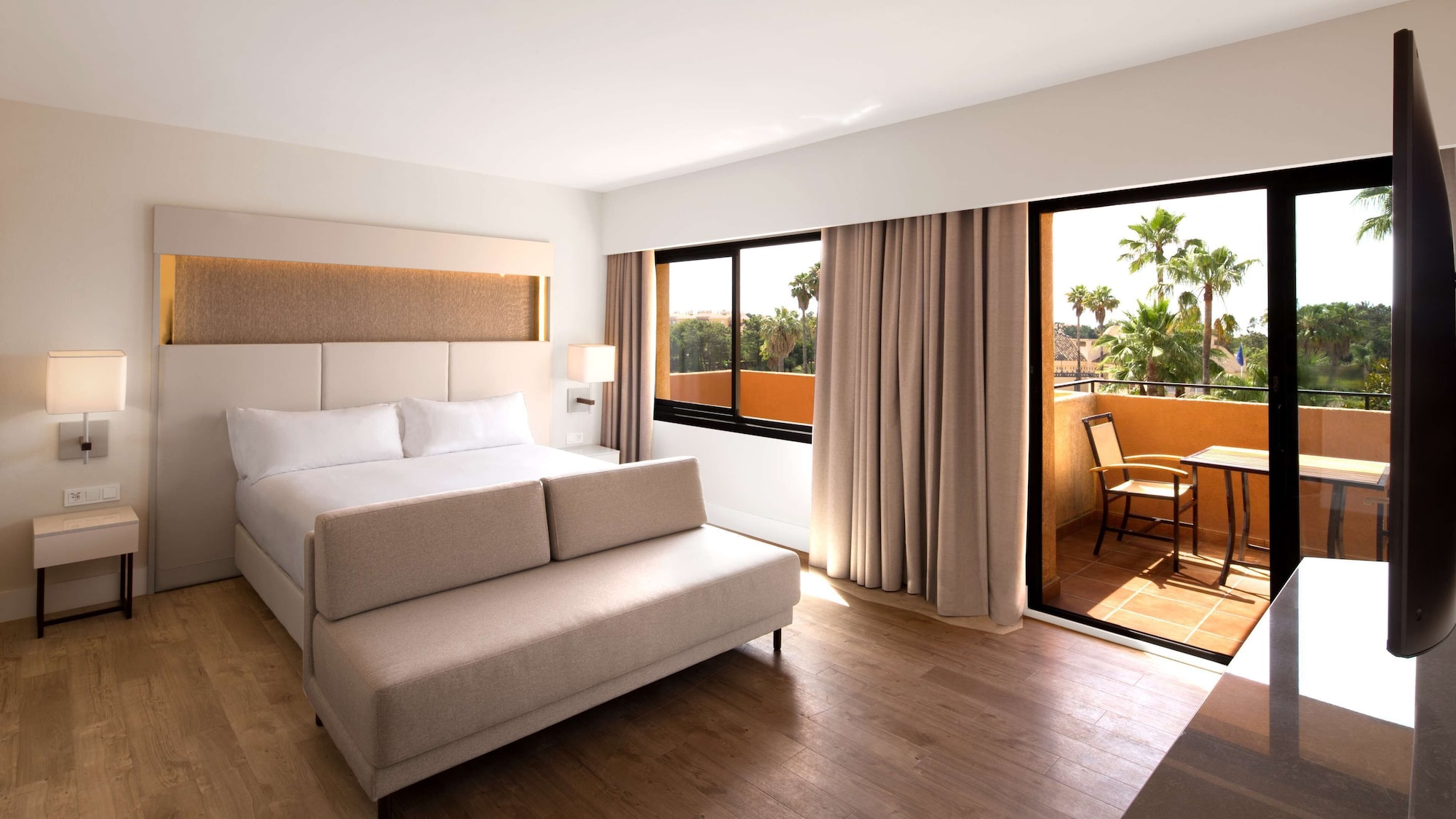 غرفة ديلوكس بسرير كينج بشرفة، DoubleTree by Hilton Islantilla Beach Golf Resort 2/6