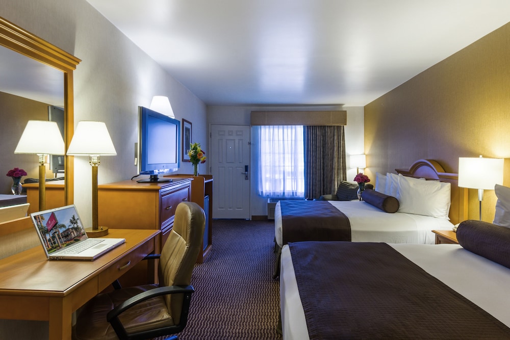 Ramada By Wyndham Costa Mesa/Newport Beach 34/38