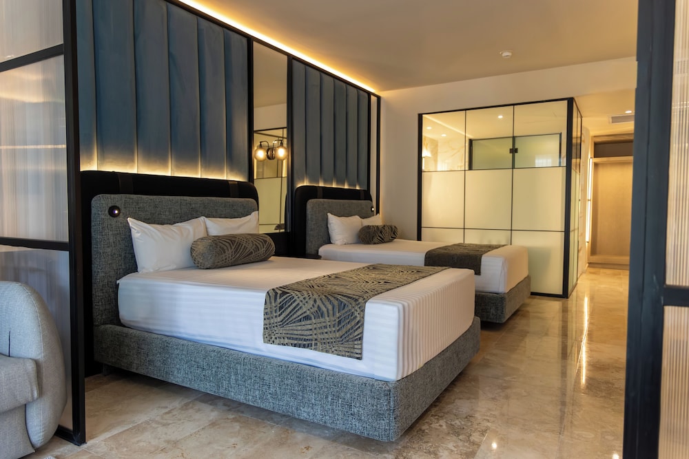 PLATINUM, SUITE, PLUNGE POOL