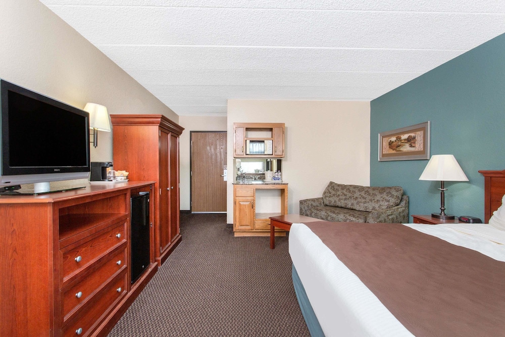 AmericInn by Wyndham Chippewa Falls 18/44