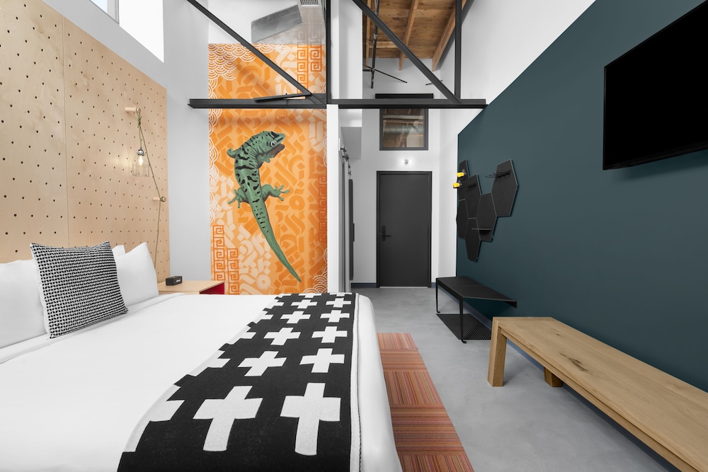 BOULDER, QUEEN BED