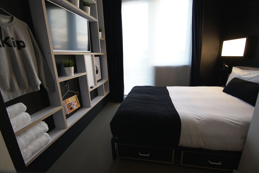 ROOM, DOUBLE BED, SMALL