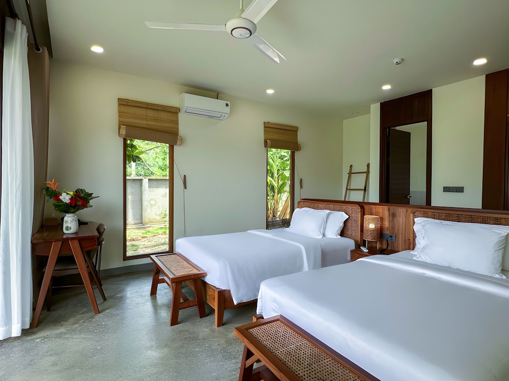 TROPICAL, BUNGALOW, TWIN BEDS