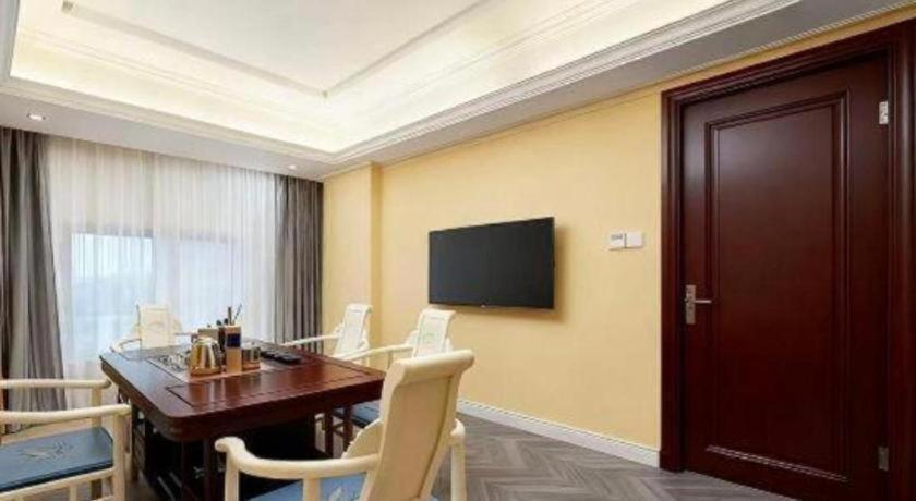 Vienna Hotel (Shenzhen Longhua Dalang Clothing Base) 49/54