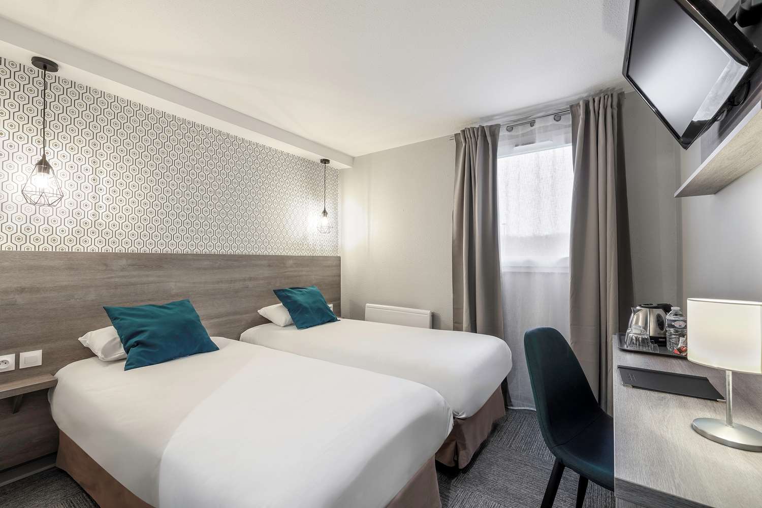 Court, Twin Beds, Bathtub