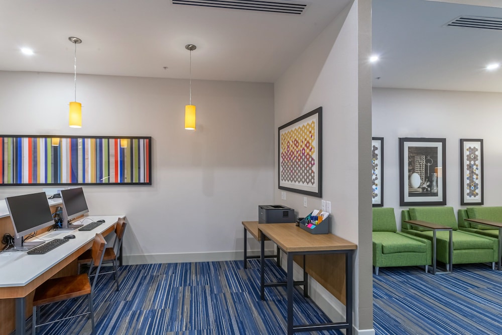 Holiday Inn Express & Suites Columbus - Worthington 48/58