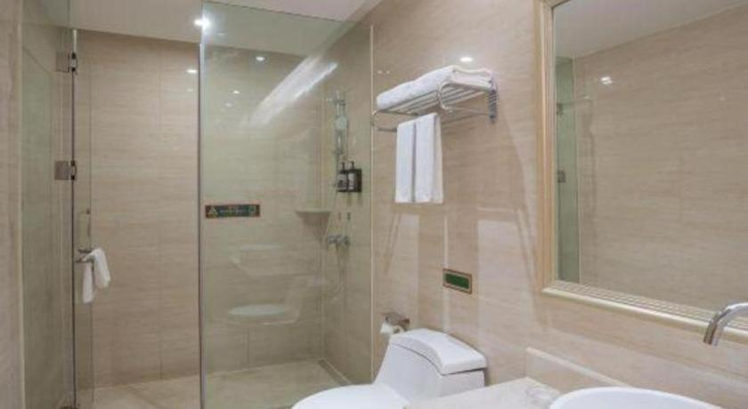 Vienna Hotel (Huizhoushi Lilin North Station) 55/58