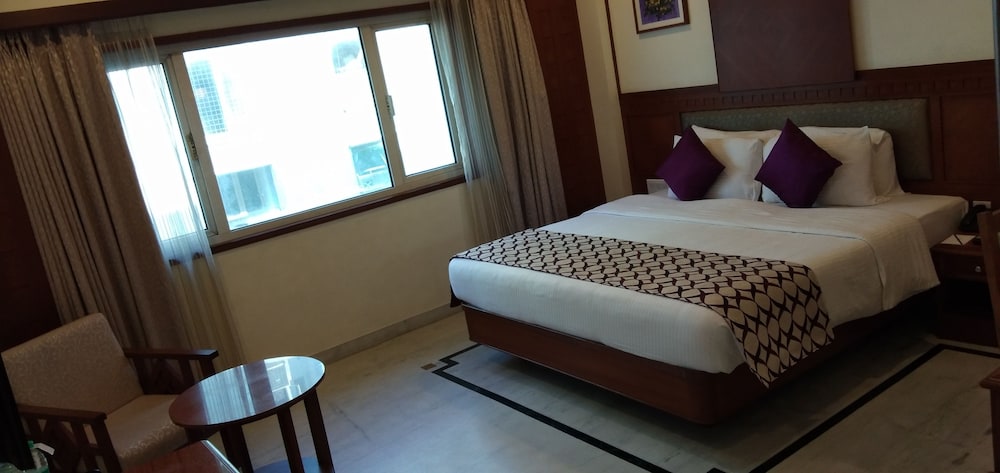 CLUB, KING BED