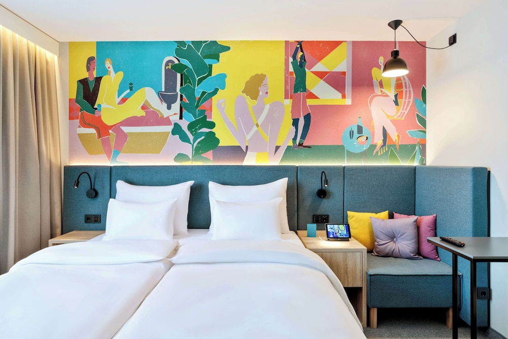 ROOM, KING BED, SOFA