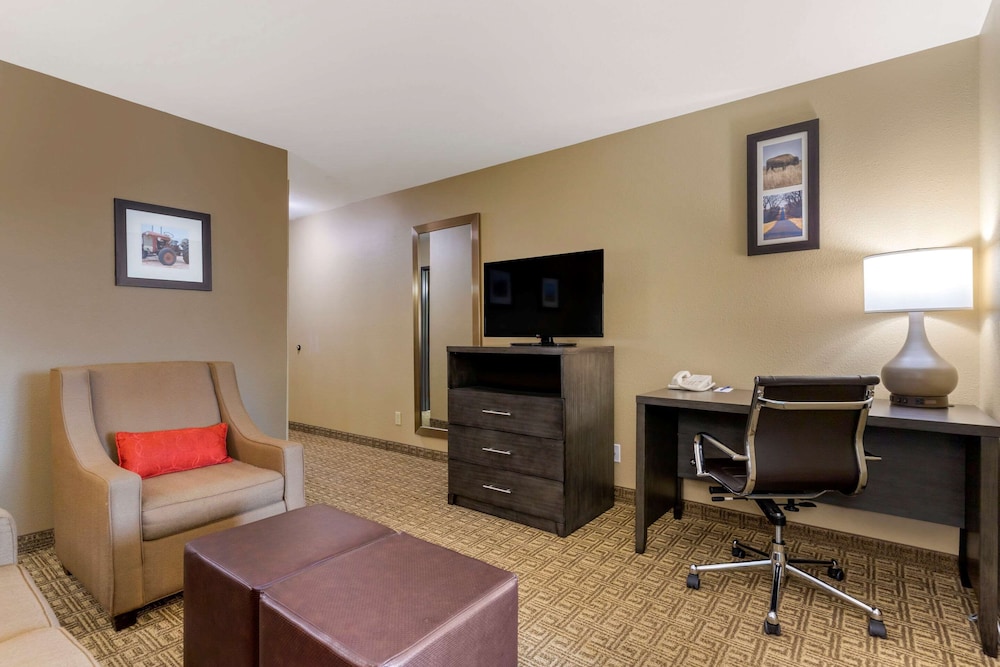 Comfort Inn & Suites Ponca City Near Marland Mansion 30/38