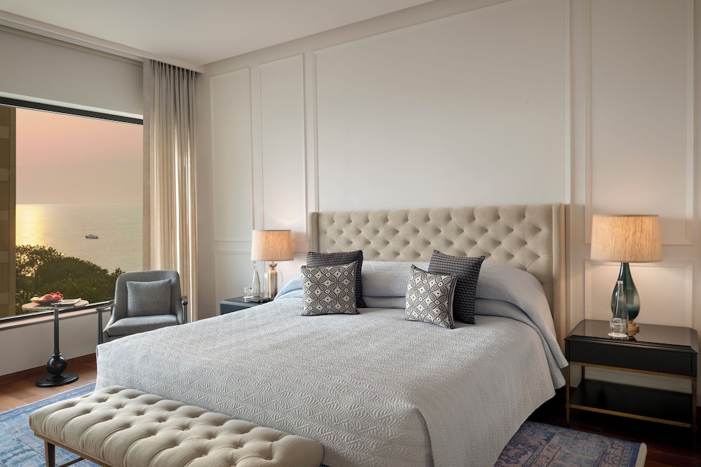 Premier, Suite, King Bed, Bay View