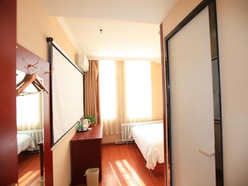 GreenTree Inn Liaoning Dalian Railway Station South Shengli Square Express Hotel 30/35