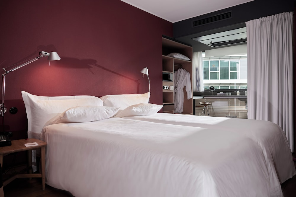 CAMPER, TWIN BEDS, CORNER