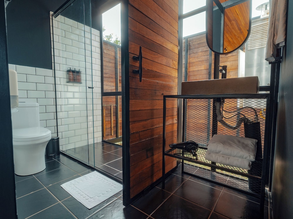 The Boato Hotel 45/46