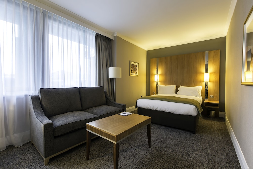 Crowne Plaza Ealing 30/76