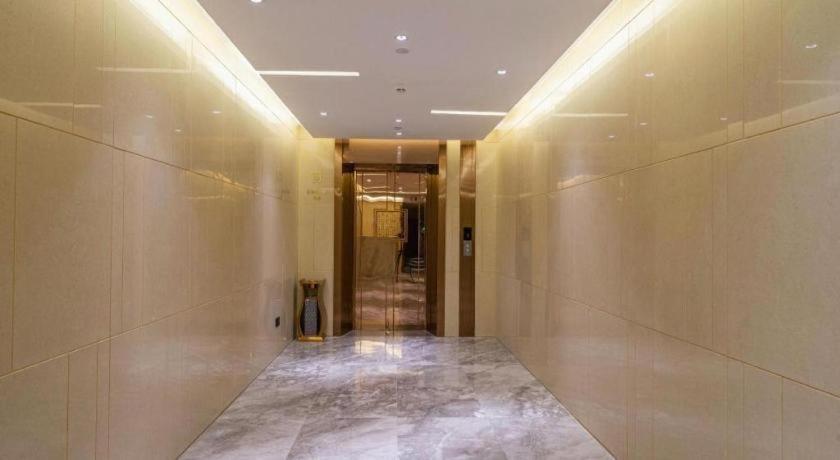 Lavande Hotel (Shenzhen Jingtian Metro Station) 42/46