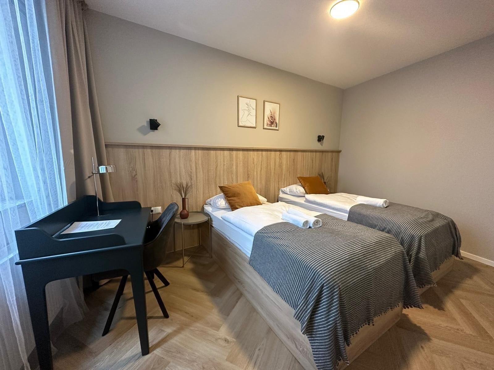 DELUXE, TWIN BEDS