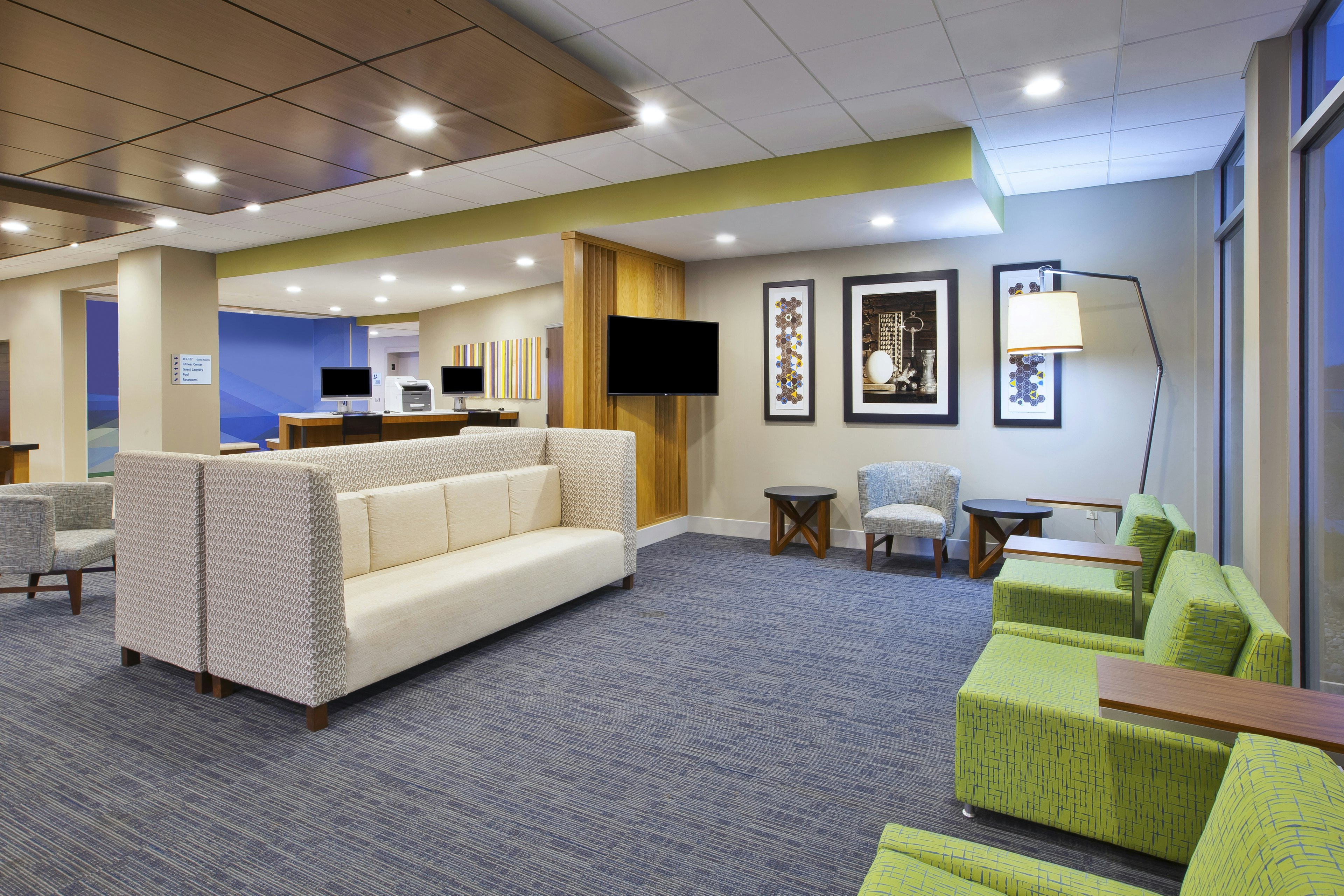 Holiday Inn Express Suites Parkersburg East 12/56