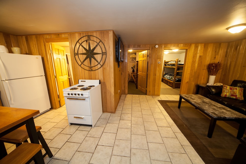 Log Cabin Lodge Suites 10/68