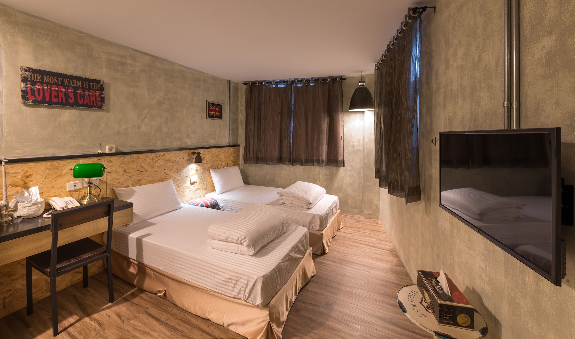 POSH, TWIN BEDS, BATHTUB