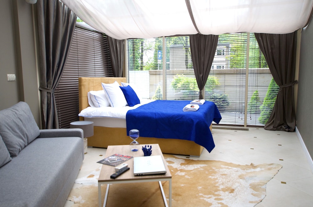 DESIGN, STUDIO, SUITE, QUEEN BED, SOFA, KITCHENETTE