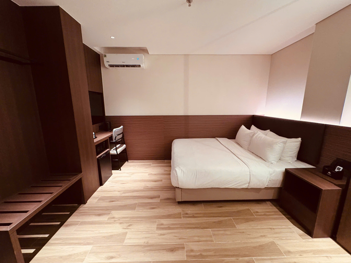 Superior, Queen Bed, No Window